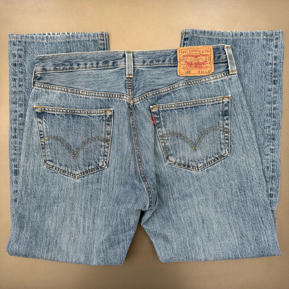 Levi's 501 Men’s Blue Straight Jeans with Vintage-Inspired Wash - Size 34 - Picture 2 of 4